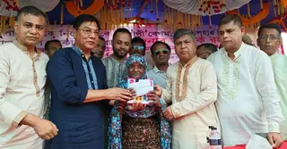শেখ হাসিনা কালকেই আসুক, হাতকড়া দিয়ে রিসিভ করবো: বিমানমন্ত্রী